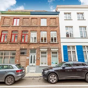 Town House With View Over The 3 Towers Of Hébergement de vacances Bruges